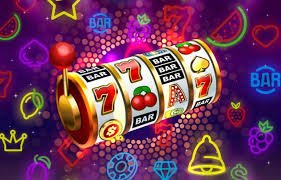Filipino player celebrating a big win at 24phfun online casino on mobile